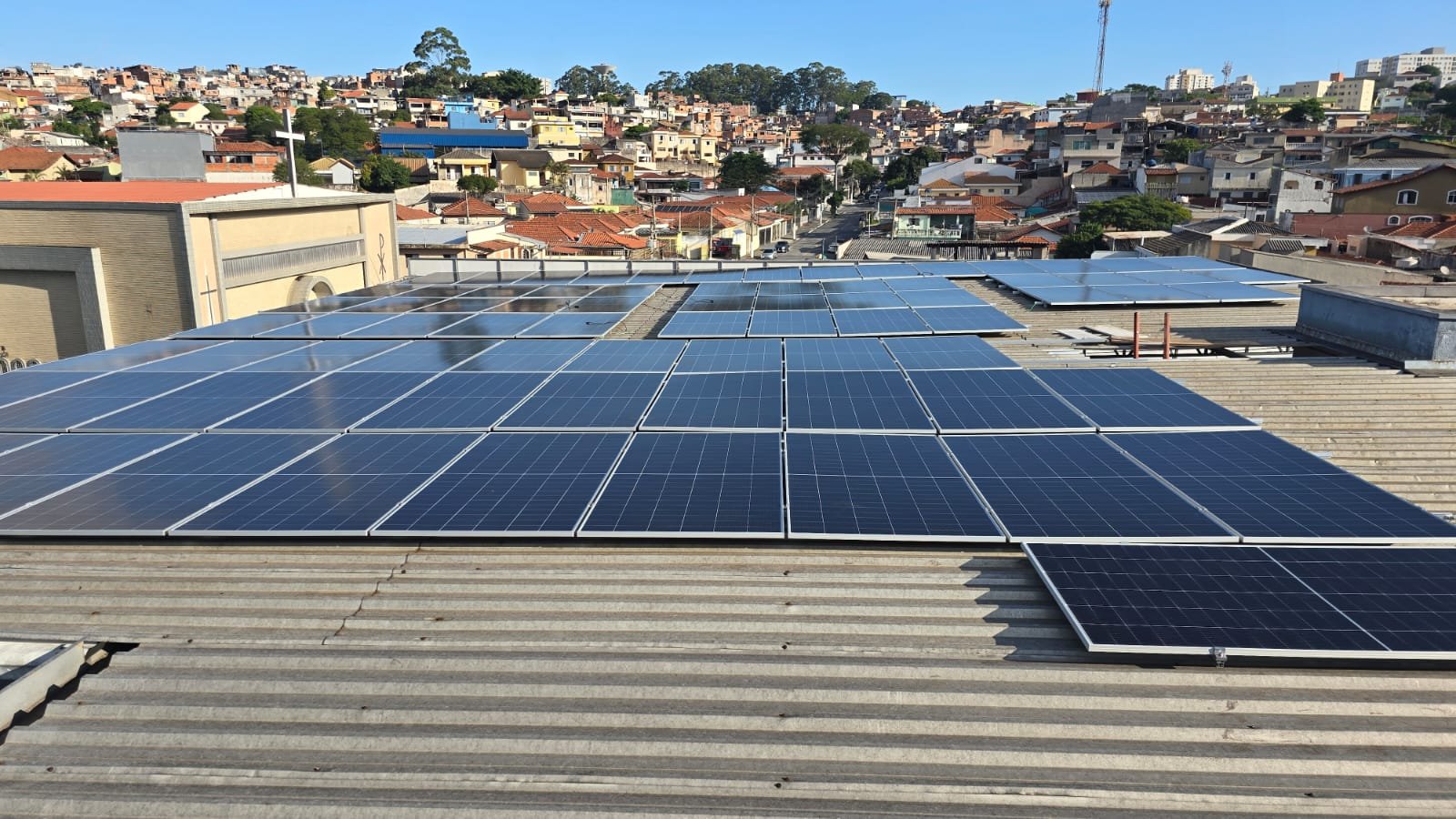 Sistema fotovoltaico comercial de grande porte instalado em cobertura metálica