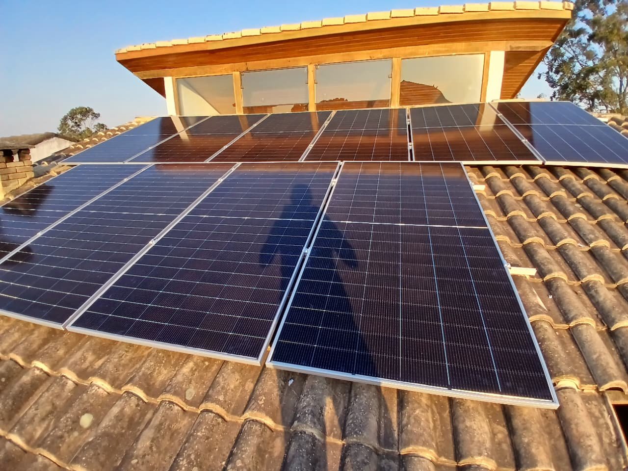 Sistema fotovoltaico residencial instalado em telhado